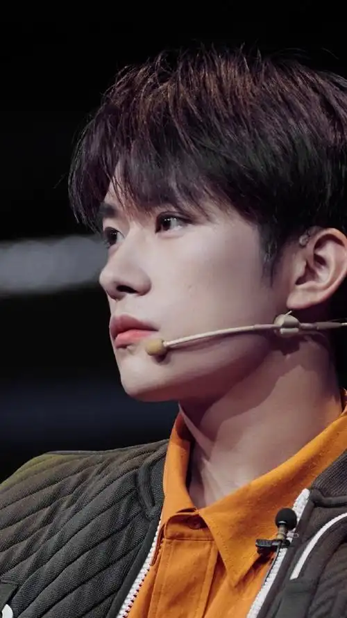 说到侧脸,那我图可就多了,我就没见过侧脸比他更好看的人#易烊千玺