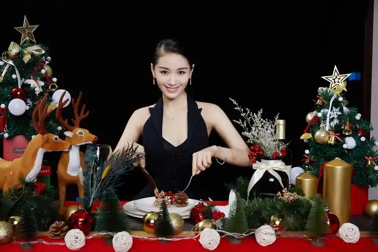 王子文圣诞写真曝光优雅甜笑演绎节日新时尚