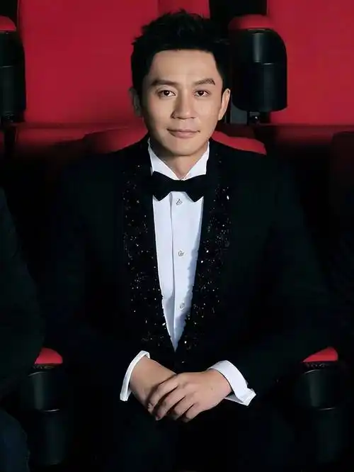 而李晨应该是跟女子一起出来的,在下一张照片中还能看到李晨的儿子