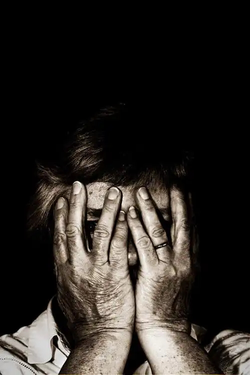 西方人,手,一个人,竖图,黑白,室内,特写,夜晚,正面,爱情,欧洲,欧洲人