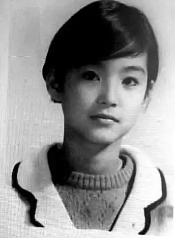 李嘉欣小时候和成年后的相同点,恐怕就是都长得很好看了.