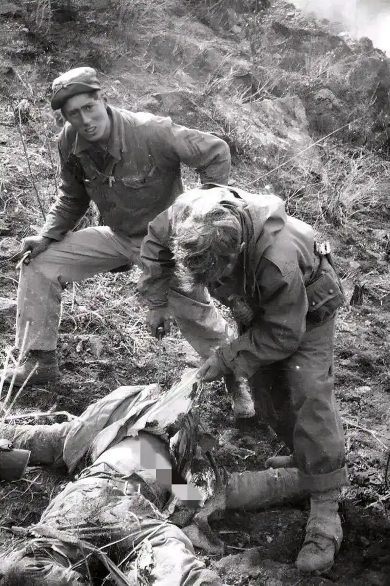 朝鲜战场上,一名牺牲的志愿军icon战士遗体躺在地上