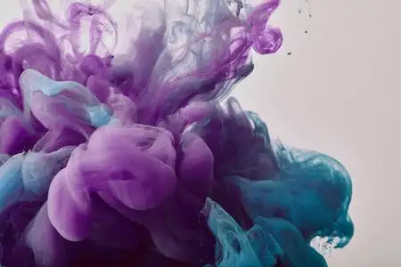 水粉背景蓝色带有紫色和蓝色水粉漆漩涡的抽象背景照片