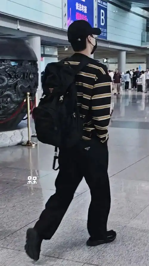 挑战每天按相册顺序发一张李易峰的照片