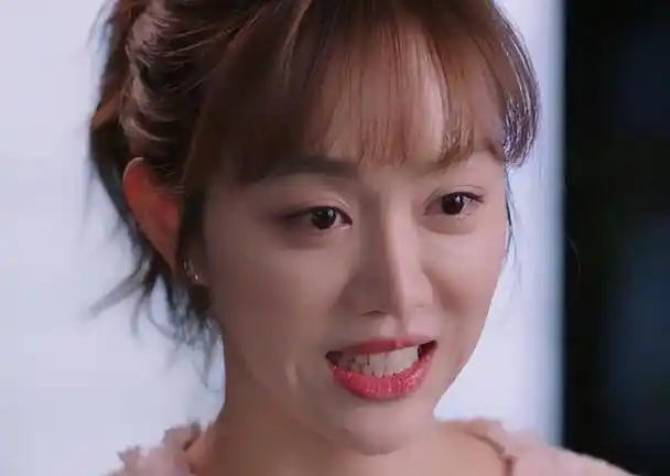 在年仅15岁的年纪,姜妍就已经崭露头角,她参加了全国性的推新人大赛