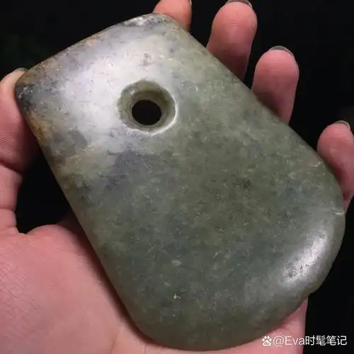 高古和田玉斧 以青碧玉为材,玉质细腻油润,玉斧出现于新石器时代的