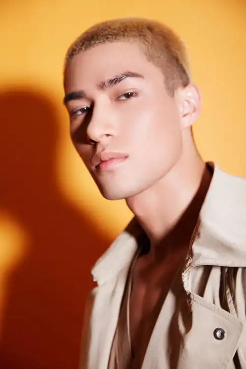 米卡寸头帅气风衣写真