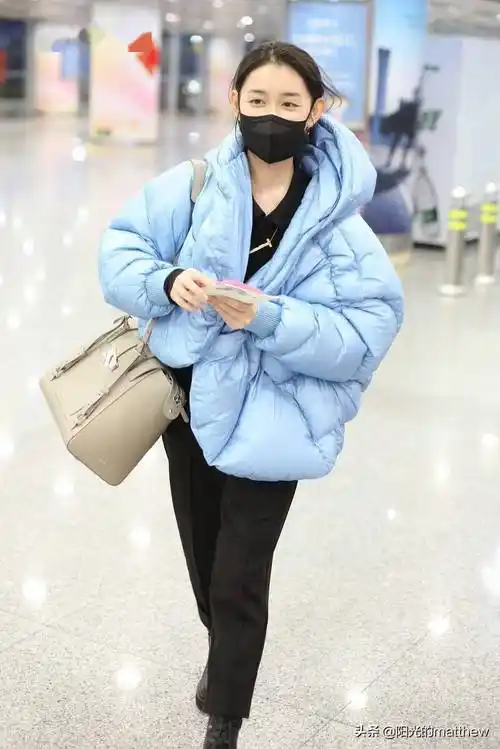 2021年12月13日,北京,蒋依依现身机场