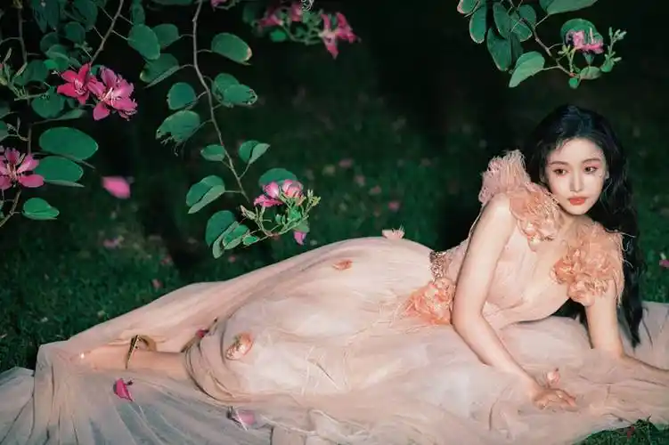 姜贞羽蝴蝶妆容释出 流光璀璨明媚多娇