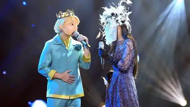 《蒙面唱将猜猜猜》右边为周深