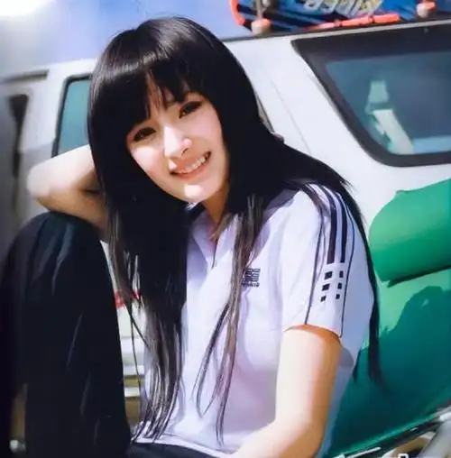 杨幂学生时期拍摄写真曝光,穿校服打网球皮肤白嫩超清纯