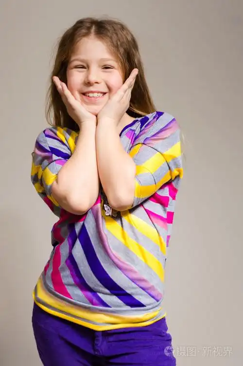 微笑的快乐有趣的小女孩照片-正版商用图片1ces83-摄图新视界