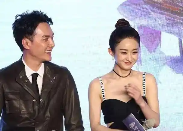 赵丽颖和何炅过去关系很好,甚至有亲密的玩笑和接吻镜头,虽然只是隔着