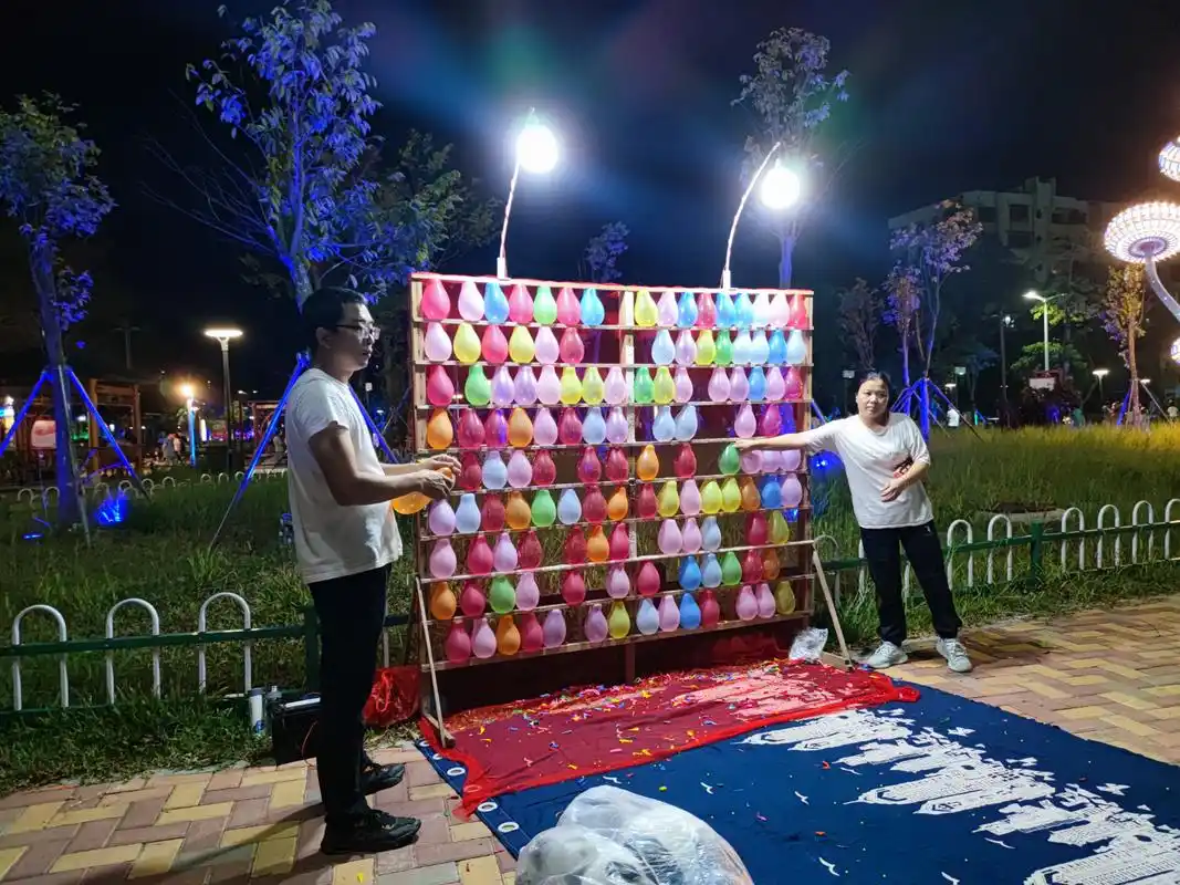 枪打气球,儿时看到公园里摆摊,总想玩一把,但以前家里穷,都是在一旁