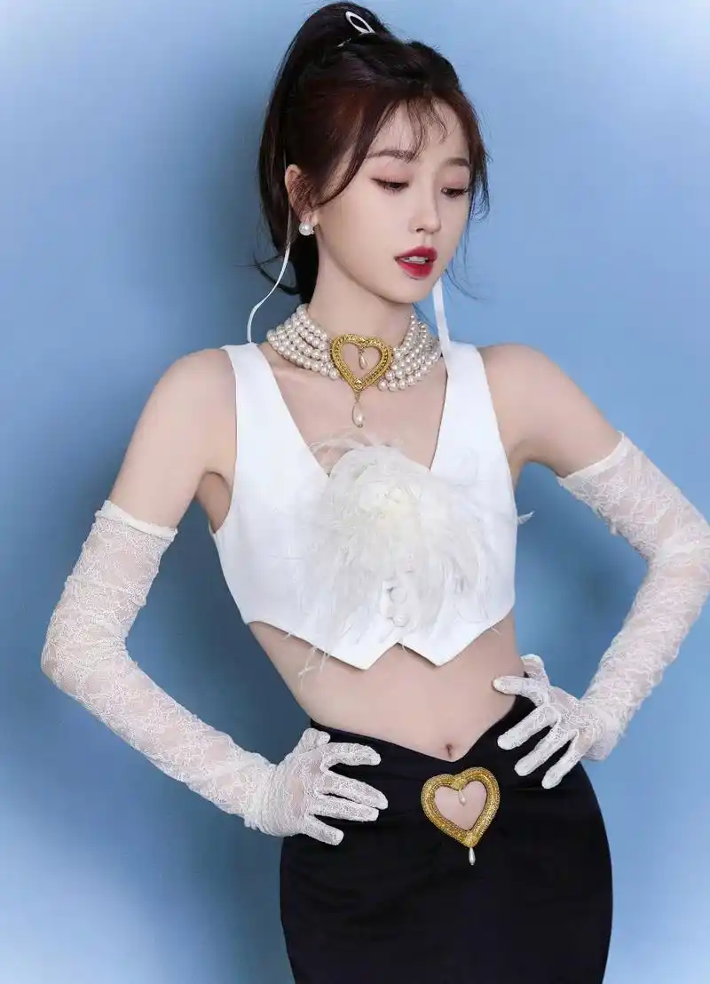 虞书欣# 高马尾心形镂空裙元气又可爱,小甜妹虞书欣睫毛长长翘堑哪