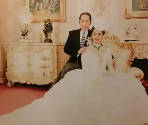 回顾47岁的她当30年第三者终于嫁入豪门丈夫却下遗嘱只给一块钱