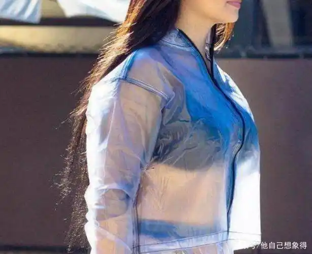 美国人的"时尚",女性身着透明衣服逛街,国人:哪里时尚了?