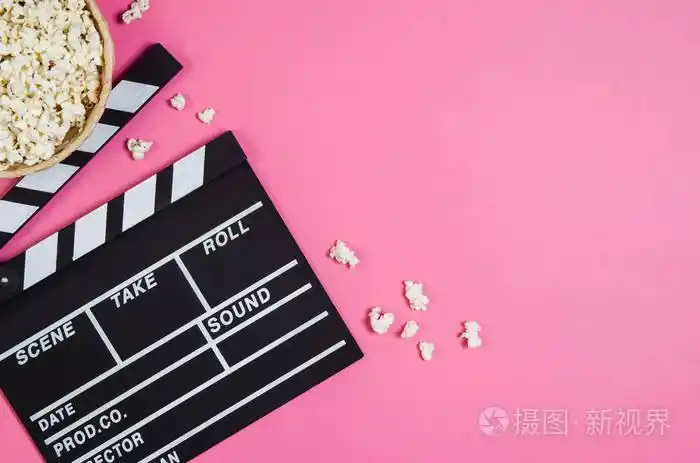 爆米花, 电影剪辑粉红色背景顶部视图, 复制空间
