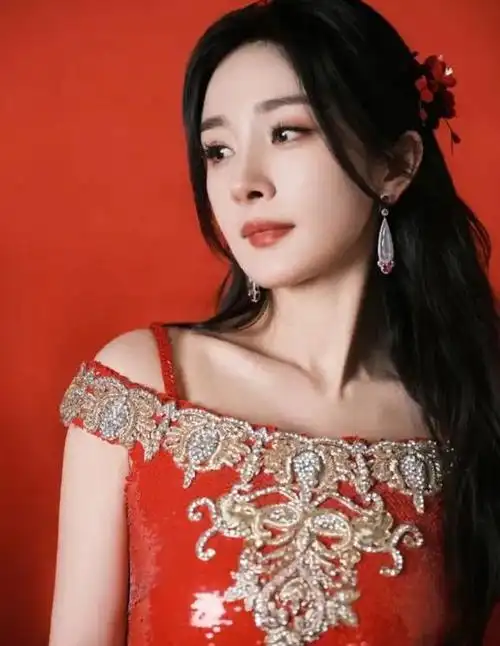 杨幂春晚的穿搭让人惊艳,简直是礼服中的巅峰,时尚潮流又好看