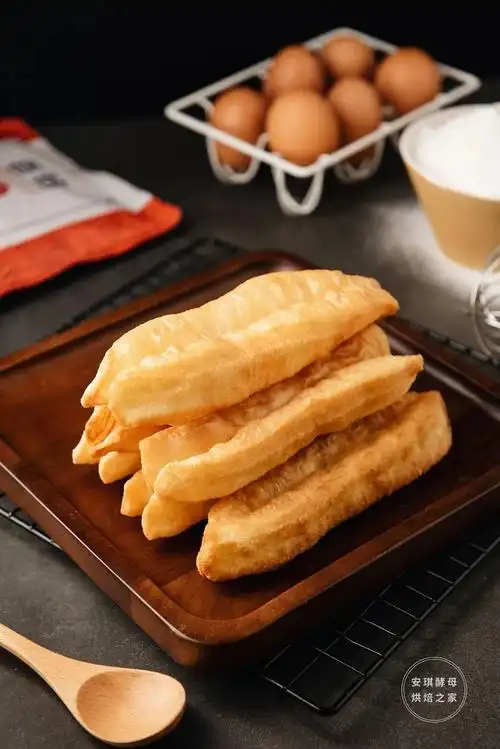 一把面粉加个蛋金灿灿的油条酥得掉渣