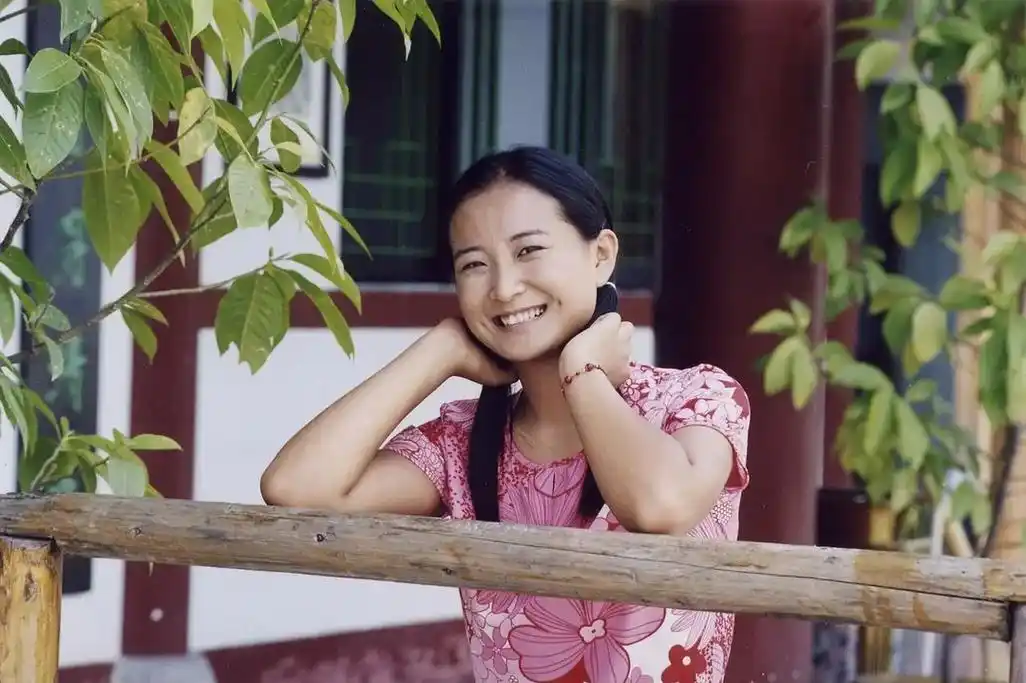 贾玲大变身!瘦100斤后晒出腹肌照片,引爆网络热议,登顶热搜第一!