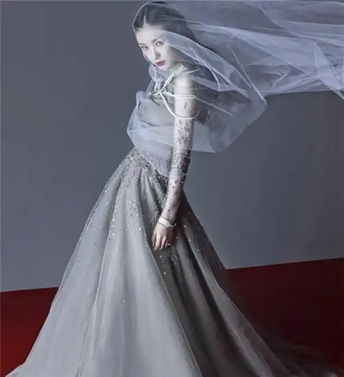 倪妮拍梦幻婚纱写真演绎完美新娘