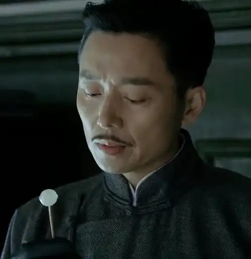 《伪装者》王天风舔于曼丽口中的棒棒糖,暴露了他最深的爱与欲_腾讯