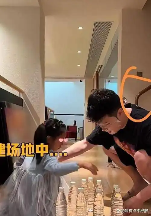 陈赫和女儿看天空千万级别豪宅院子很大屋子里还放着大型雕像