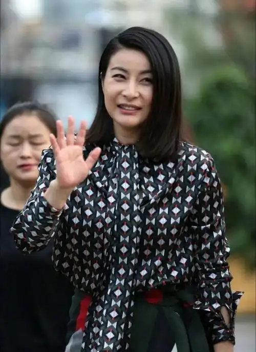 郭晶晶衬衣配包臀裙,身材丰腴有料,线条曼妙有型非常有女人味