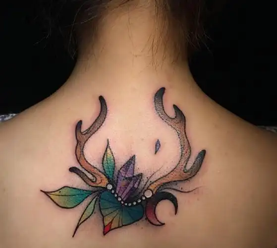 个性女生后背彩色图腾纹身图案