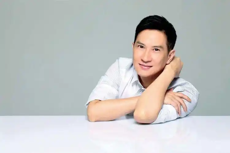 简介:张家辉白色衬衫小清新写真图片,分享一组张家辉图片给大家,图中