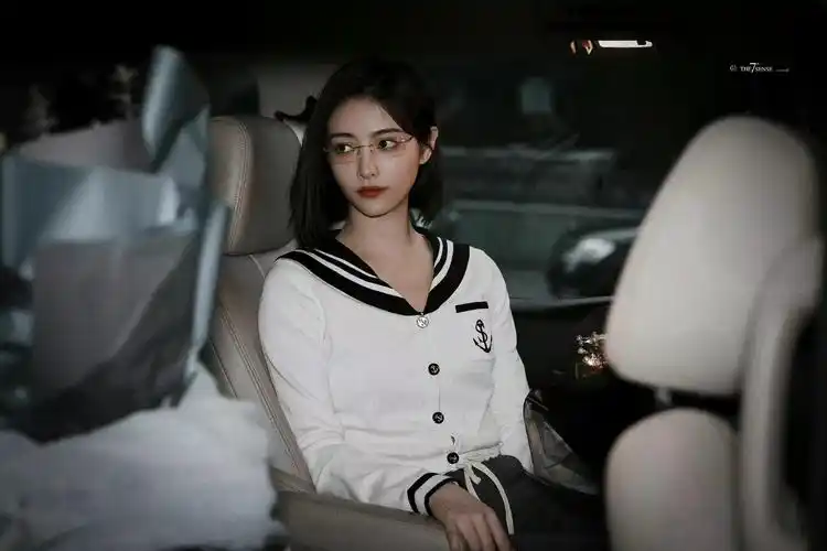 许佳琪勿扰飞升番外篇杀青路透金丝眼镜77短发造型