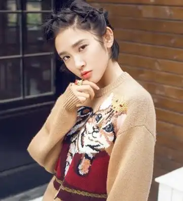 唐艺昕偏分编短发发型黑色的头发编辫子的发型,唐艺昕的编发短发设计