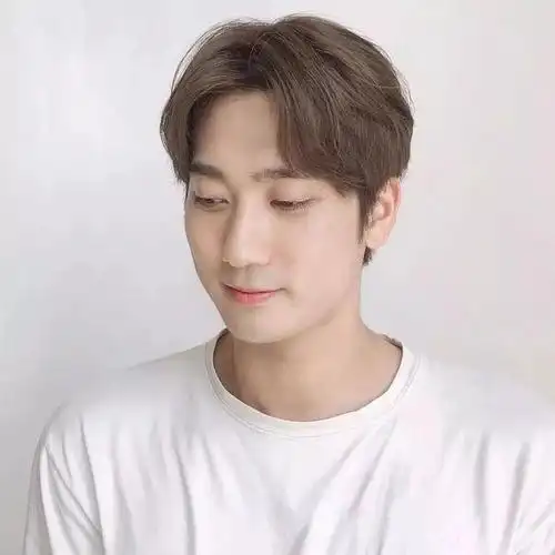 男生三七分烫发发型