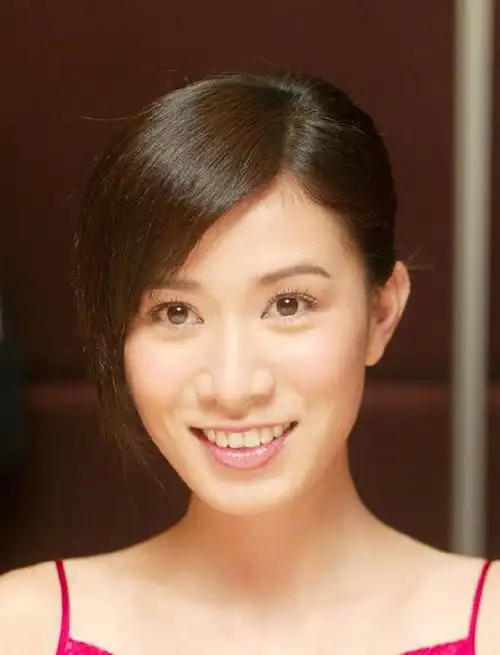 佘诗曼早年旧照曝光满满胶原蛋白比网红滤镜自然美太多