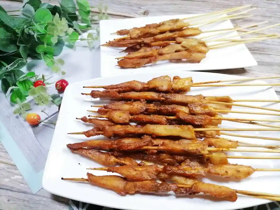 街边小吃炸鸡肉串的做法,20块钱能炸几十串,焦香美味吃着过瘾