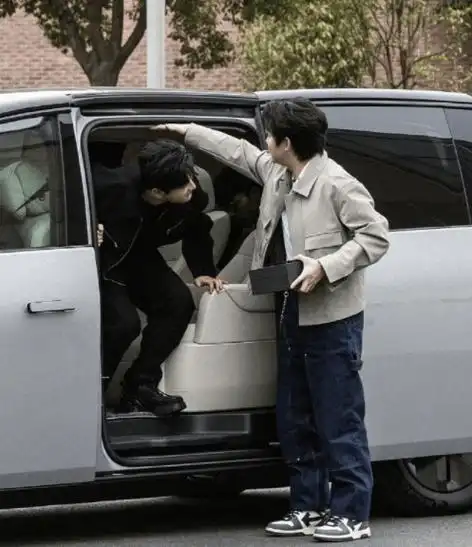 黄晓明尹正加盟新节目盒子里的猫再聚首情感暗潮涌动