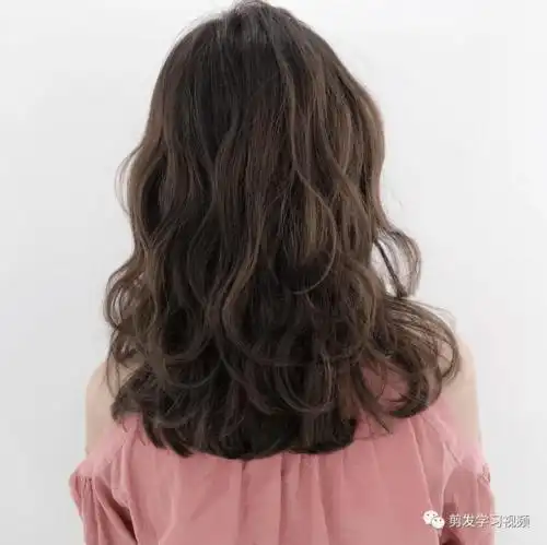 那么今天小编就为大家带来"半卷烫"女生烫发发型,修颜百搭好打理