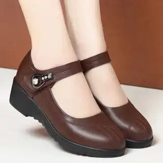 羽巴伦品牌妈妈鞋单鞋坡跟中年女鞋夏季休闲春秋女士一字扣带皮鞋y