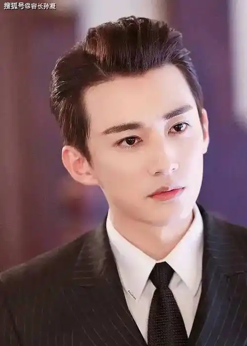 坊间爆料,他有个女友叫王靓雅,俩人一直分分合合,纠缠了好几年.