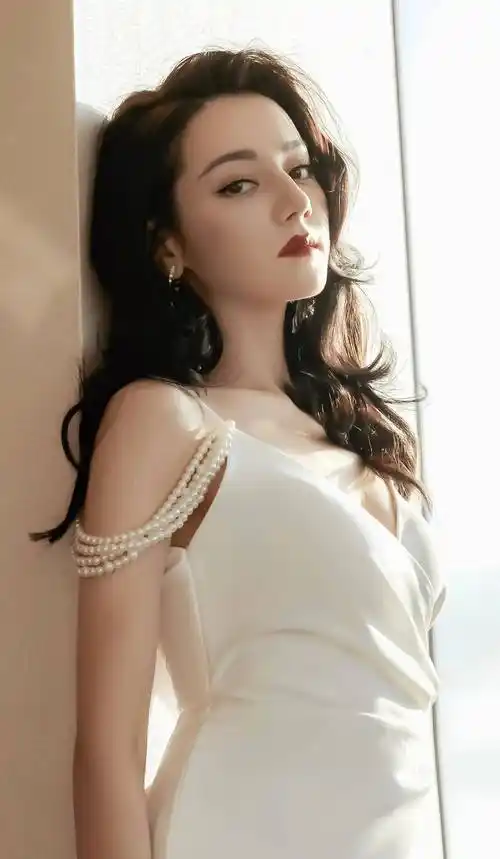 迪丽热巴纯白绸缎礼服高清写真_美人_白色_睫毛