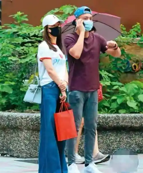 原创霍建华陪林心如参加活动耐心等待成小跟班穿紧身裤彻底油腻了