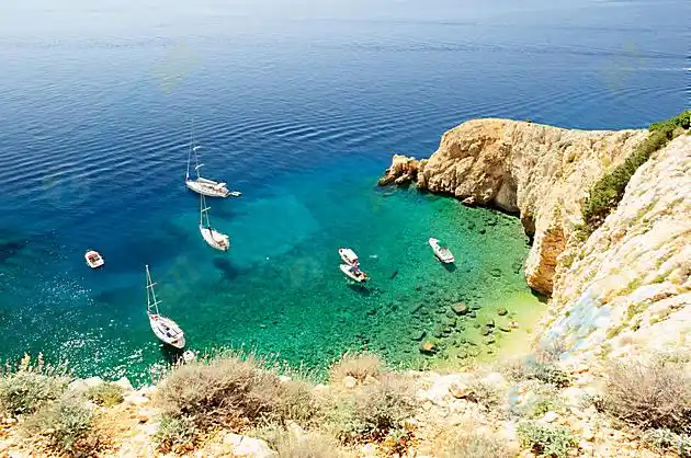 蔚蓝海边小船高清图片下载