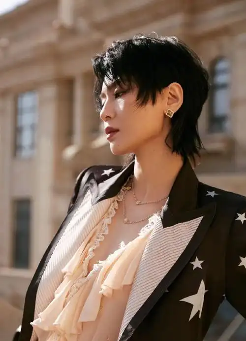 周笔畅缎面星空西装##周笔畅微博音乐盛典西装造型