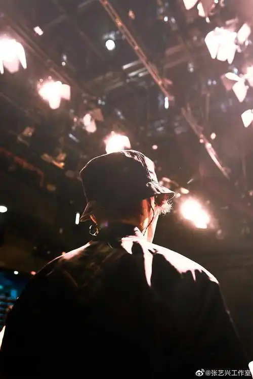 张艺兴每日一背影