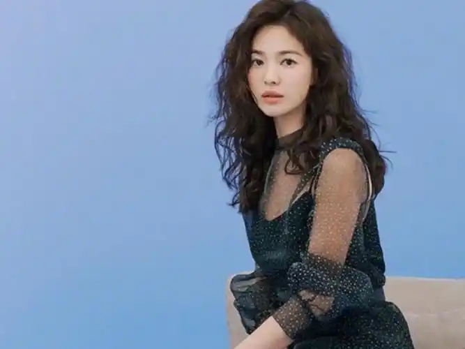 有种"整容"叫宋慧乔,首次尝试中分羊毛卷,颜值美出新高度!_腾讯新闻