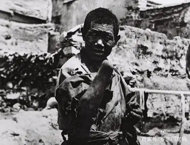 旧社会的西藏农奴:带着沉重镣铐劳动,过地狱般的日子