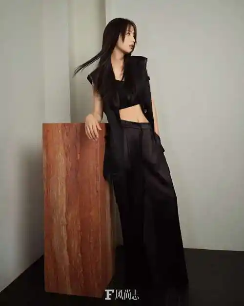 原创佟丽娅最新写真曝光各种内衣式穿搭展露好身材大方秀香肩美腿