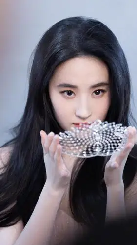 刘亦菲深v亮钻雾蓝纱裙诱人写真