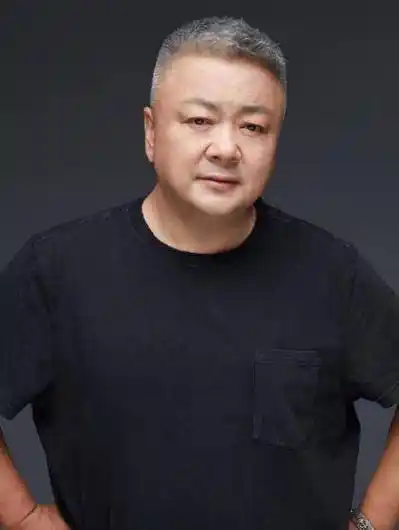 军艺初代校草洪剑涛,因"意外"导致身材发福,胖若两人不复帅气_小时候